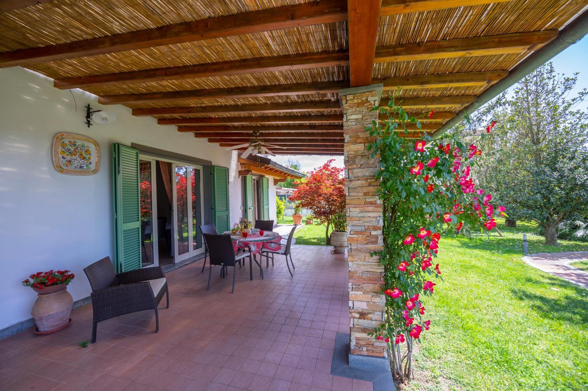 Villa Clara Few Km From The Sea - Happy Rentals Пьетразанта Экстерьер фото